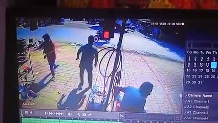 Télécharger la video: नशे में धुत निलंबित CMO ने मचाया तांडव, कार से 5 लोगों को कुचला, वारदात CCTV में कैद