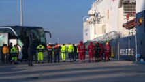 Geo Barents, i migranti scendono dalla nave: i saluti a chi li ha salvati