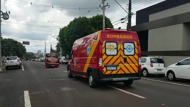 Após colisão, Palio capota e ocupantes saem ilesos