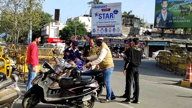 Video... सड़क सुरक्षा सफ्ताह के दूसरे दिन यातायात नियमों की पालना नहीं करने वालो को रोकती पुलिस
