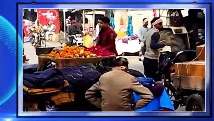 सड़क किनारे दुकानें लगाकर आवागमन किया बाधित