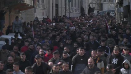 İsrail tarafından vurularak öldürülen Filistinli babanın cenazesi