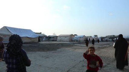 Suriye'de yerinden edilmiş aileler eski çimento fabrikasında hayata tutunmaya çalışıyor