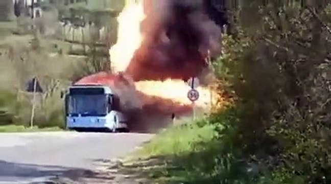 Un autobús a gas incendiado