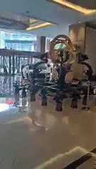 e robaron una laptop en el hotel y se vengó estrellando su auto en el vestíbulo