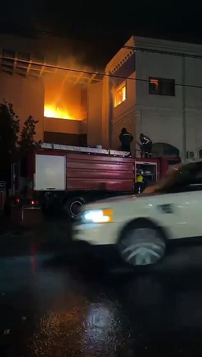 حريق بمستودع معدات صناعية بالنبطية