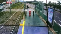 Otomobil tramvay durağına çarptı