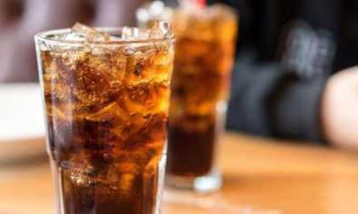 المشروبات الغازية تهدد شعر الرجال