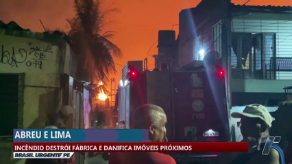 Incêndio destrói fábrica e danifica imóveis próximos