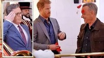Il principe Harry prende in giro la tradizione reale in una scenetta con Tom Hanks in The Late Show