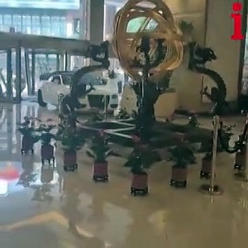 Cliente infuriato sfonda il portone con l'auto e devasta la hall di un hotel a Shanghai