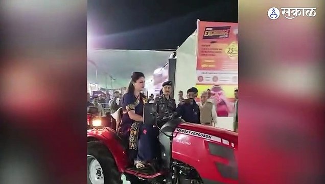 Navneet Rana: खासदार नवनीत राणा यांनी घेतला ट्रॅक्टर चालवण्याचा आनंद । Maharashtra politics |