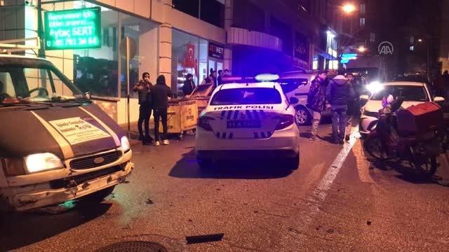 4 aracın karıştığı trafik kazasında 2 kişi yaralandı