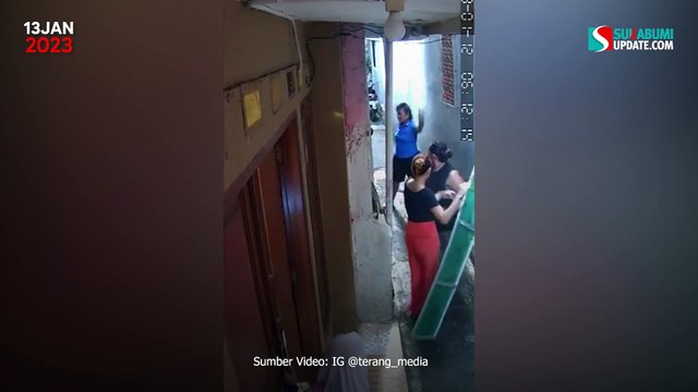 Viral Pertengkaran Emak-emak Gegara Tetangga Siram Air Sembarangan di Gang Sempit