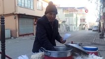 73 yaşındaki Beyitler, 30 yıldır sokak sokak gezerek nohut satıyor