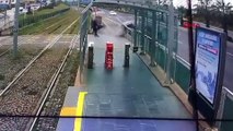 Otomobilin tramvay durağına çarptığı kaza kamerada