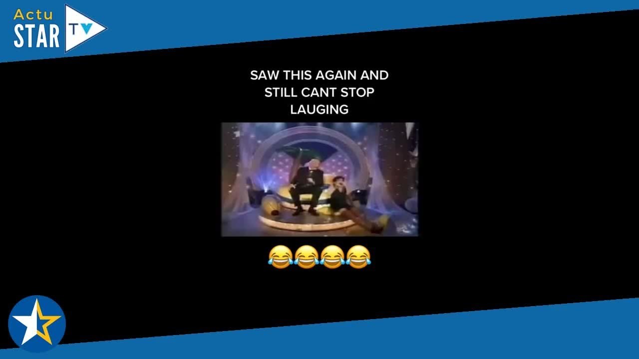 Elle glisse en direct alors qu'elle chantait en duo