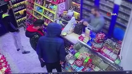 Bıçakla markete giren gaspçıyı müşteri etkisiz hale getirdi