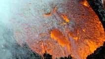 L'Etna tra lava e neve: le riprese a un passo dal fronte lavico