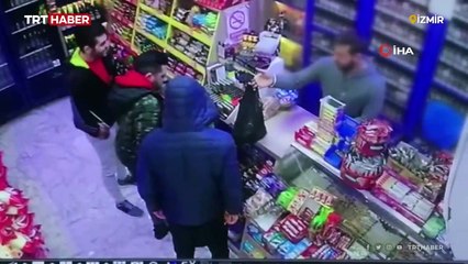 Marketteki bıçaklı gasp girişimini müşteri önledi: O anlar kamerada