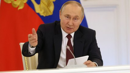 Vladimir Putin gives a one-month deadline to one of his ministers