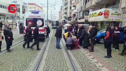 Dengesini kaybedip düşerken tramvaya çarptı