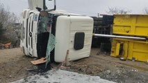 Devrilen kamyonun sürücüsü yaralandı