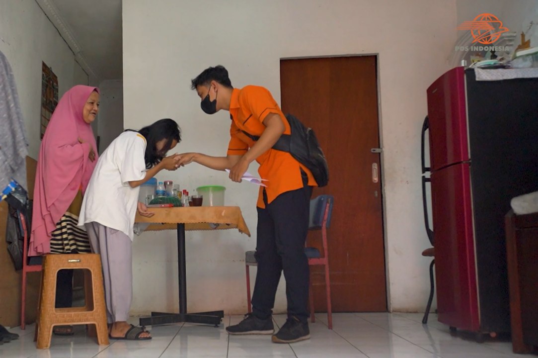 Demi Penuhi Aspek Layanan Dasar, Kemensos Lewat PT Pos Indonesia Salurkan Bantuan ATENSI ke Yatim Piatu