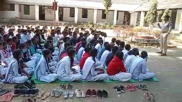 पुलिस ने यातायात नियमों के प्रति स्टूडेंट्स को किया जागरूक