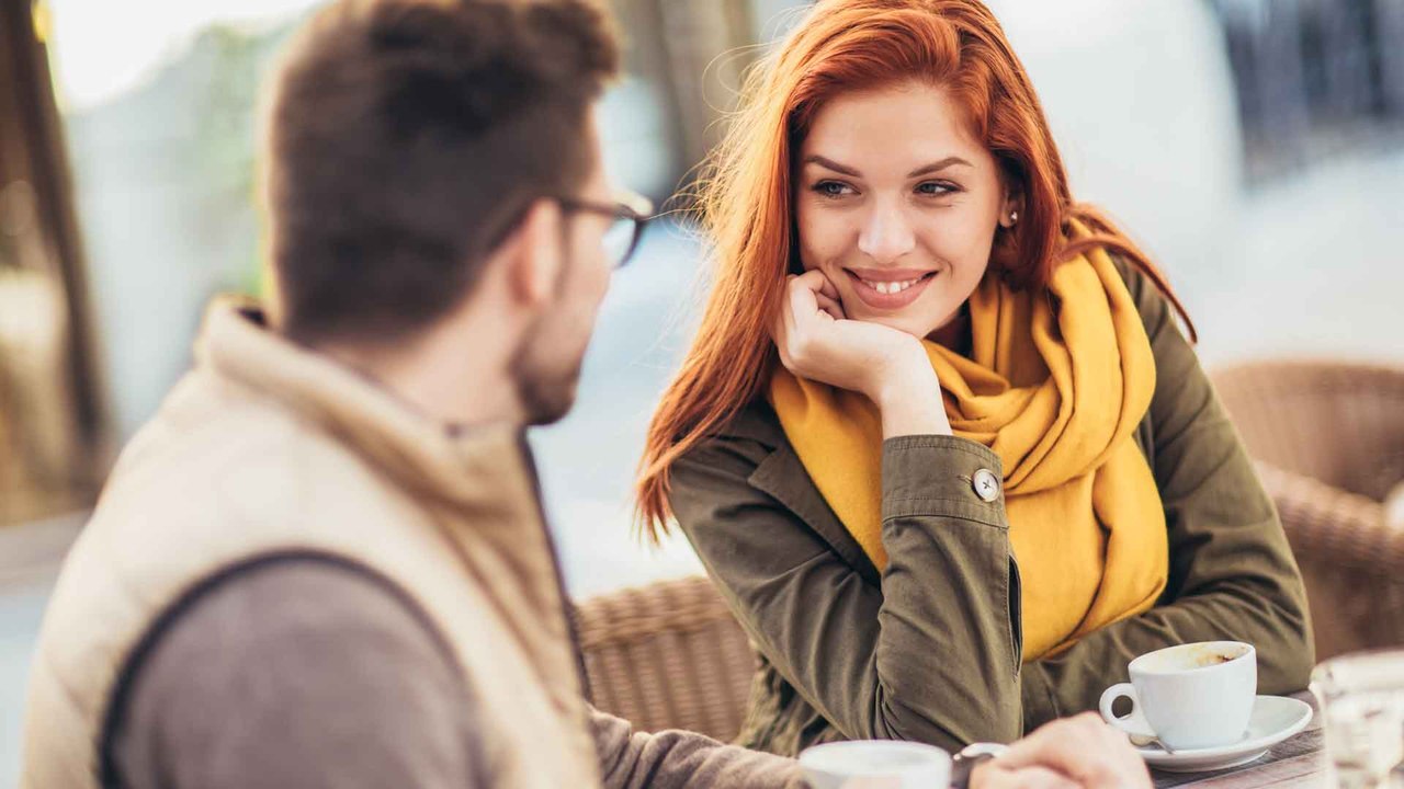 Laut Harvard-Psychologin: Anhand dieser 2 Fragen entscheiden wir, ob wir jemanden mögen