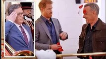 Le prince Harry se moque de la tradition royale dans un sketch avec Tom Hanks dans The Late Show