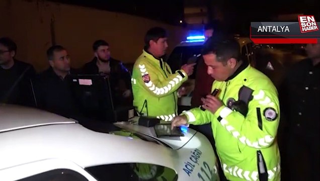 Kırmızı ışıkta geçen alkollü sürücü otomobile çarpıp takla attı