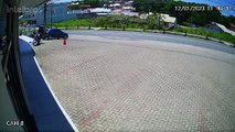 Carga de madeira cai na pista e quase soterra motorista em Ituporanga
