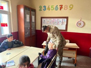 Ağrı'da jandarma köy çocuklarını sevindirmeye devam ediyor