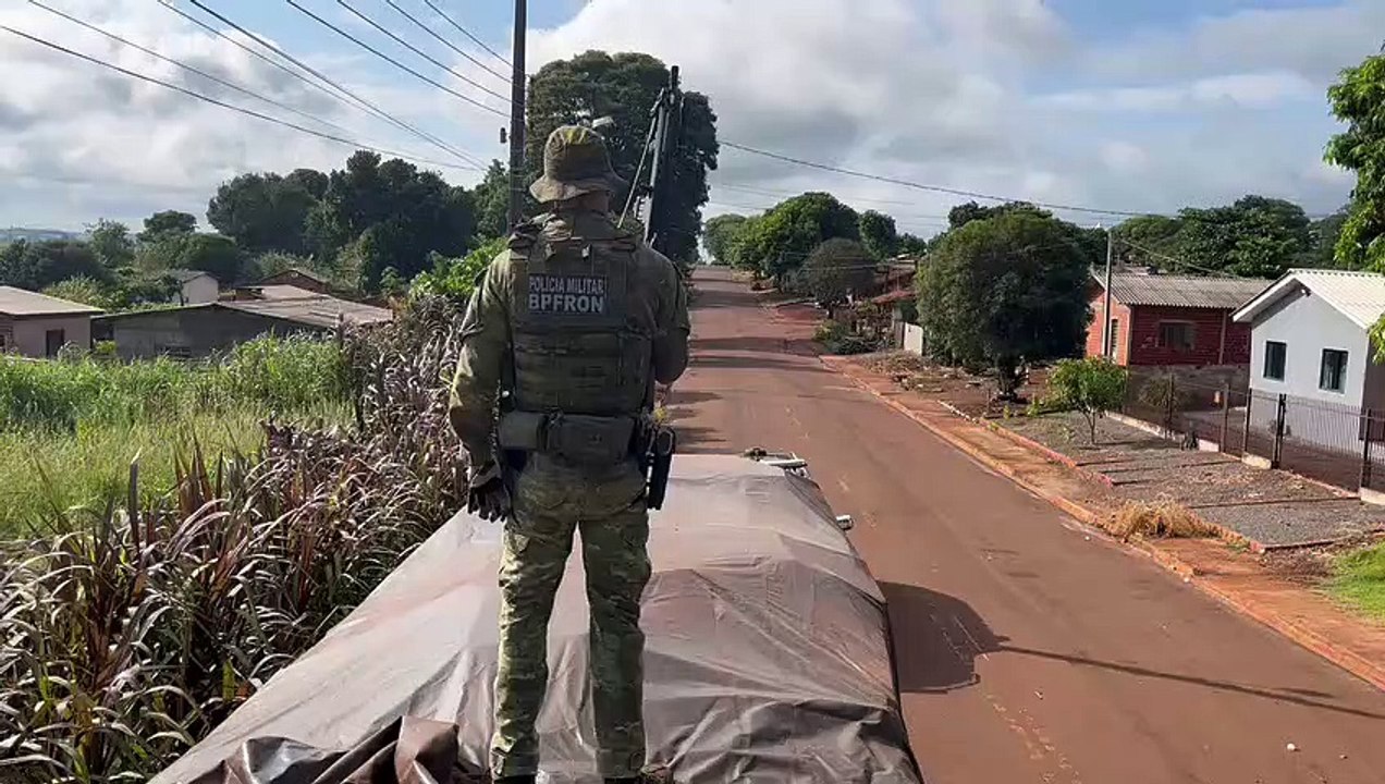 BPFron apreende caminhão lotado com pneus e 20 mil pacotes de cigarros, em Palotina