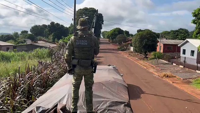 BPFron apreende caminhão lotado com pneus e 20 mil pacotes de cigarros, em Palotina