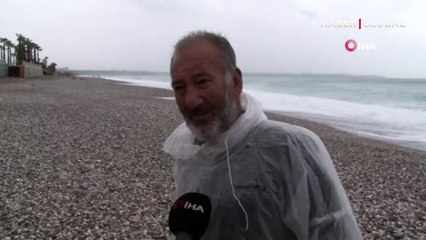 Dünyaca ünlü sahilin rengi değişti! Altın ve bozuk para aradılar