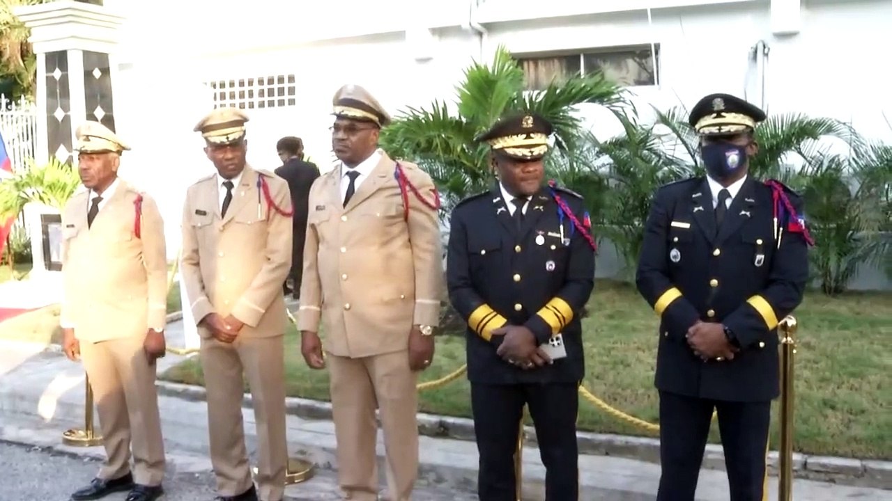 Premye minis Dr. Ariel Henry depoze yon jèb flè nan memwa viktim tranbleman tè 12 janvye 2010 yo