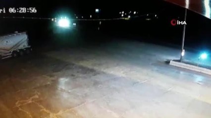 Tırın devrilme anı kameraya böyle yansıdı