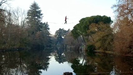 Bologna, passeggiata da brivido in equilibrio su un filo ai Giardini Margherita