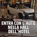 Si vendica dopo un litigio con lo staff dell'hotel entrando con la sua auto nella hall