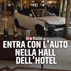 Si vendica dopo un litigio con lo staff dell'hotel entrando con la sua auto nella hall