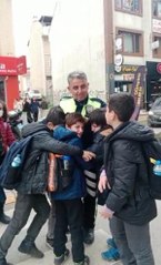 EMEKLİ OLAN TRAFİK POLİSİNE YAYA GEÇİDİNDE SARILIP VEDA ETTİLER