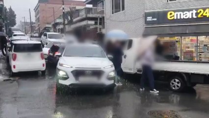 강원도 춘천 주택가 이면도로서 빙판길에 미끄러진 차량 8대 충돌 / YTN