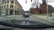 Instant Karma pour ce conducteur idiot qui fait des dérapages devant une voiture de police