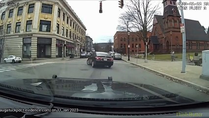 Instant Karma pour ce conducteur idiot qui fait des dérapages devant une voiture de police