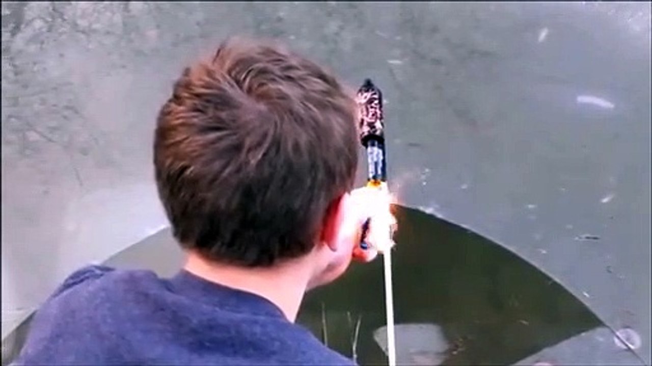 Tirer un feu artifice sous la glace... Juste dingue