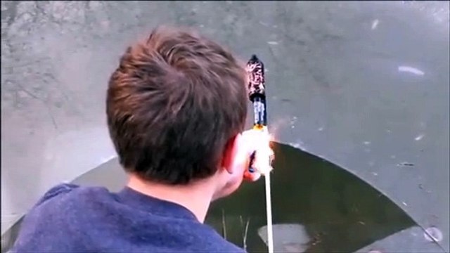 Tirer un feu artifice sous la glace... Juste dingue