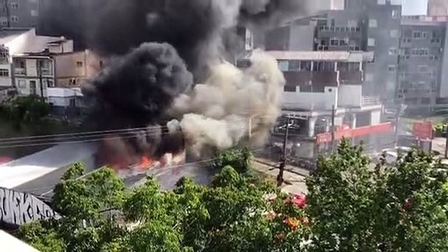 Bar universitário de Florianópolis sofre incêndio de grandes proporções