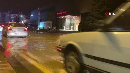 Patlayan boru caddeyi göle çevirdi, araçlar suya gömüldü